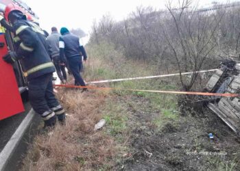 Автомобил излетал од патот во близина на Костурино