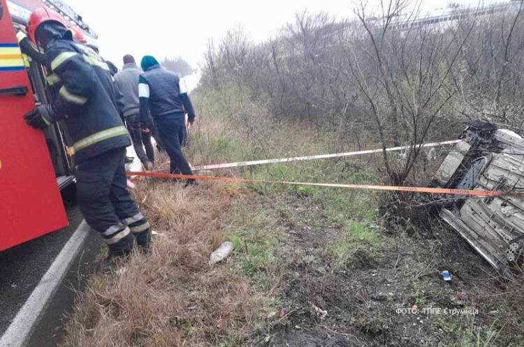 Автомобил излетал од патот во близина на Костурино