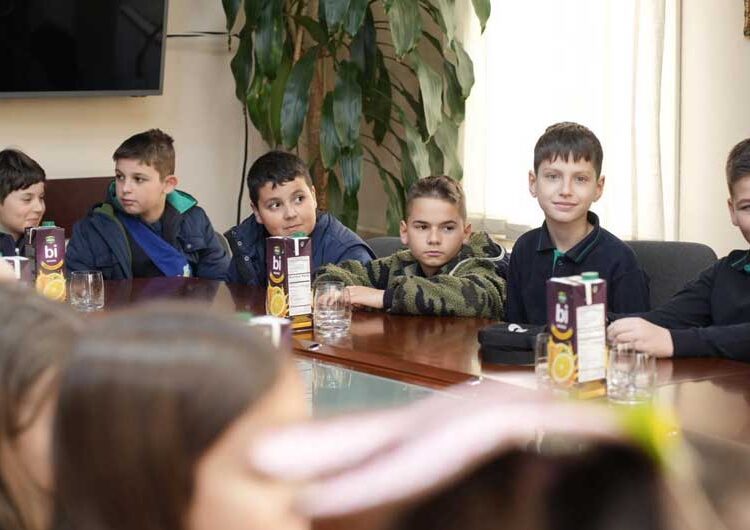 Градоначалникот Костадинов си доби големо Велигденско јајце од ученици во „Видое Подгорец“