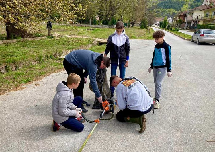 Еко активисти од Колешино го исчистија отпадот во селото со што го најавија проектот „Колешино без отпад“