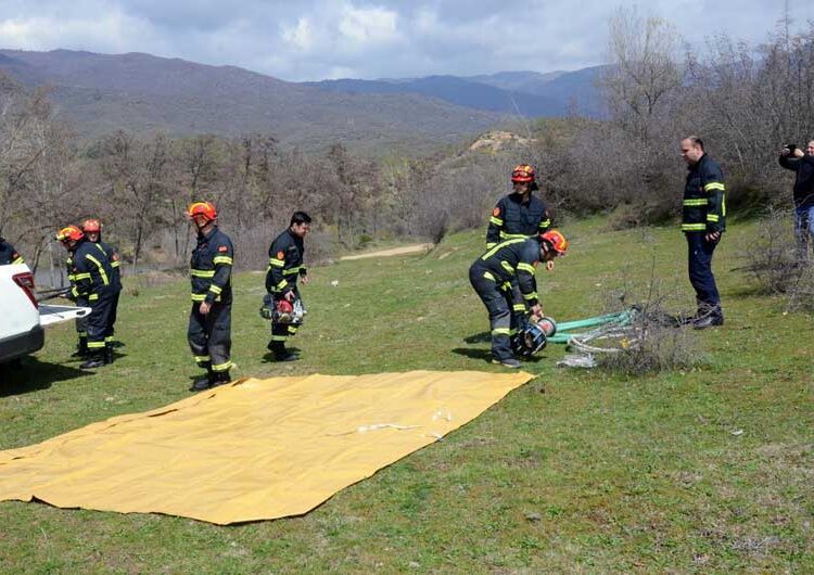 Пожарникарите на Струмица и Петрич со заедничка симулациска вежба кај браната „Иловица“
