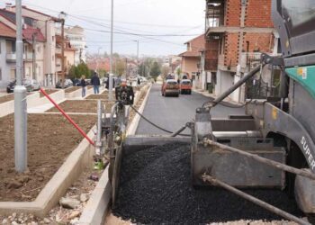 Почна асфалтирањето на улицата покрај реконструираниот порој на „Крушевска Република“