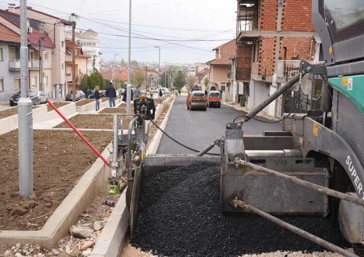 Почна асфалтирањето на улицата покрај реконструираниот порој на „Крушевска Република“