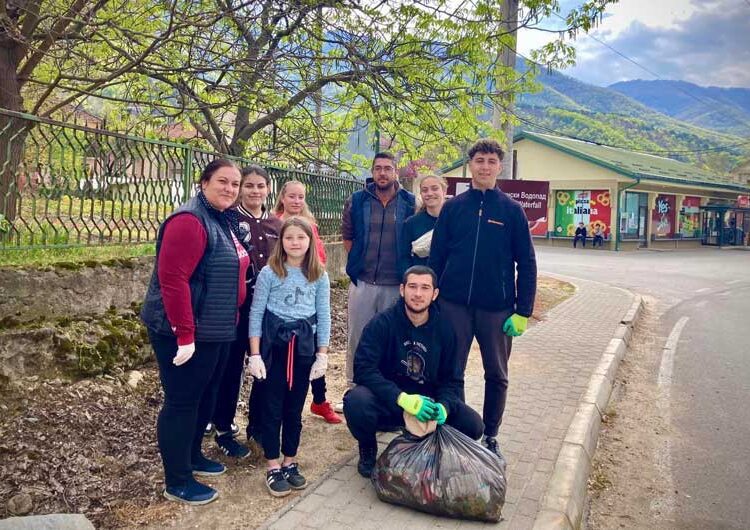 Еко активисти од Колешино го исчистија отпадот во селото со што го најавија проектот „Колешино без отпад“