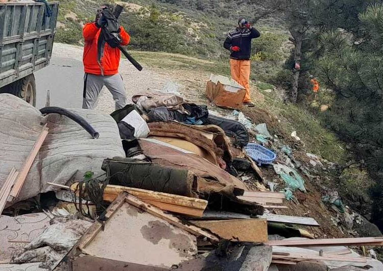 По акцијата „Чисти ридови за сите“ дива депонија повторно на патот кон Царевите кули