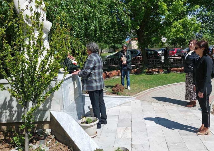 Учениците и професорите во СОУ „Никола Карев“ денеска го одбележаа својот патрон