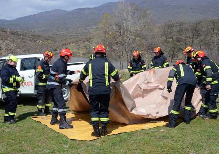 Пожарникарите на Струмица и Петрич со заедничка симулациска вежба кај браната „Иловица“