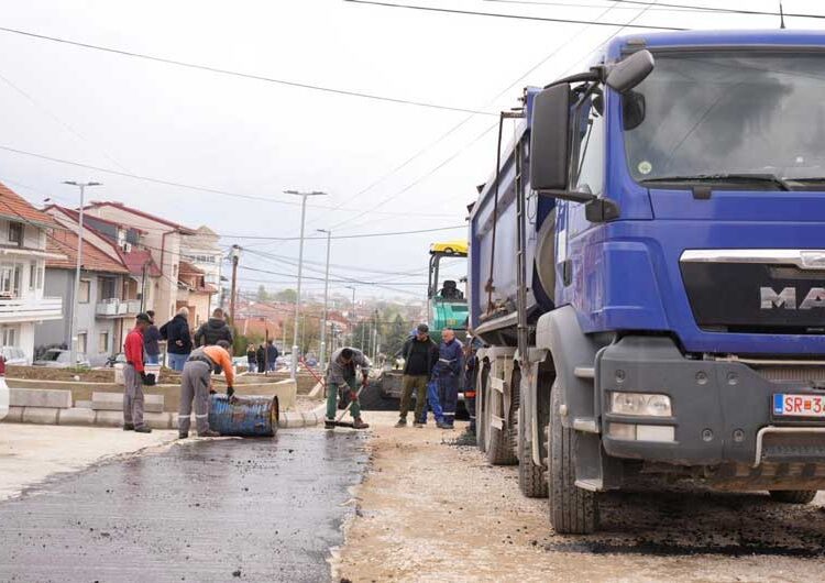 Почна асфалтирањето на улицата покрај реконструираниот порој на „Крушевска Република“
