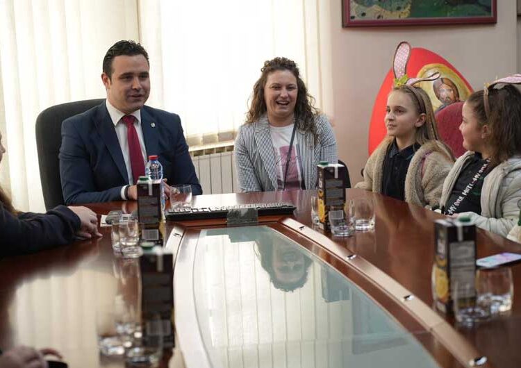 Градоначалникот Костадинов си доби големо Велигденско јајце од ученици во „Видое Подгорец“