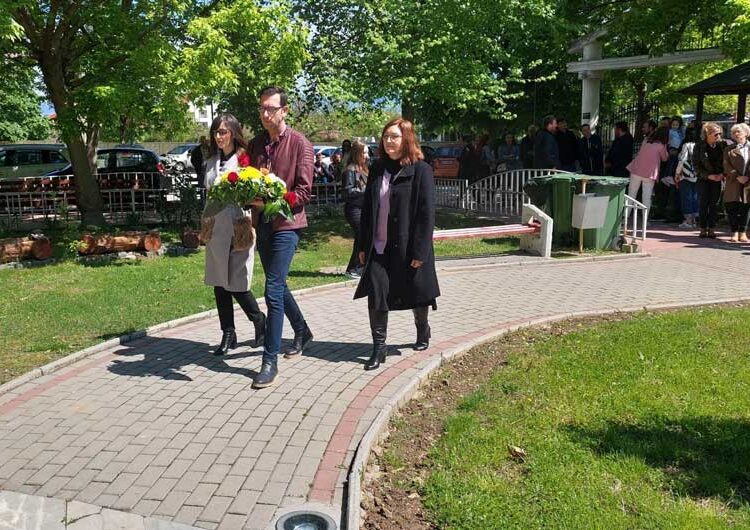 Учениците и професорите во СОУ „Никола Карев“ денеска го одбележаа својот патрон