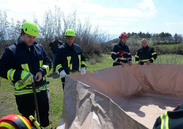 Пожарникарите на Струмица и Петрич со заедничка симулациска вежба кај браната „Иловица“