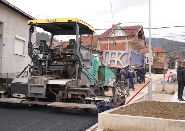 Почна асфалтирањето на улицата покрај реконструираниот порој на „Крушевска Република“