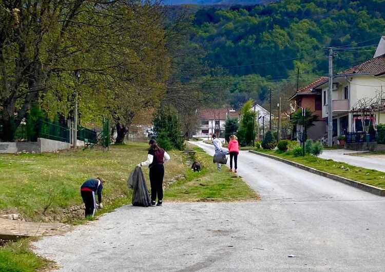Еко активисти од Колешино го исчистија отпадот во селото со што го најавија проектот „Колешино без отпад“