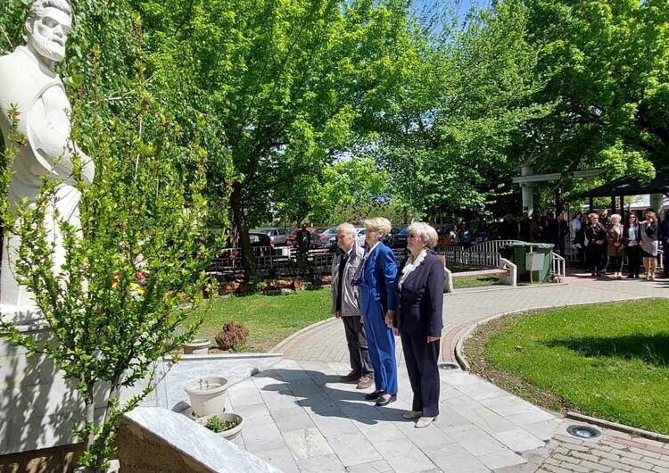 Учениците и професорите во СОУ „Никола Карев“ денеска го одбележаа својот патрон