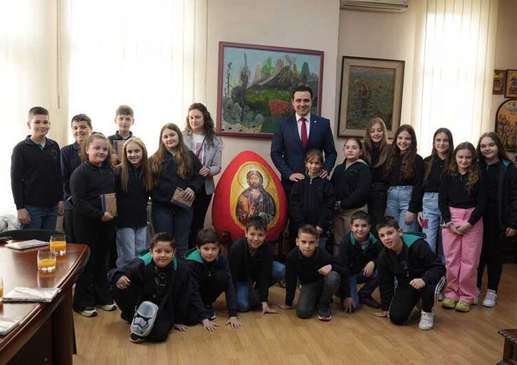 Градоначалникот Костадинов си доби големо Велигденско јајце од ученици во „Видое Подгорец“