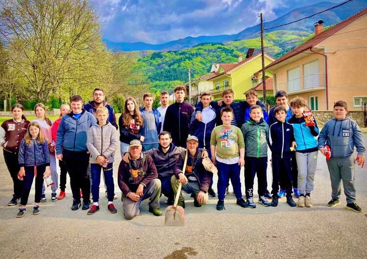 Еко активисти од Колешино го исчистија отпадот во селото со што го најавија проектот „Колешино без отпад“