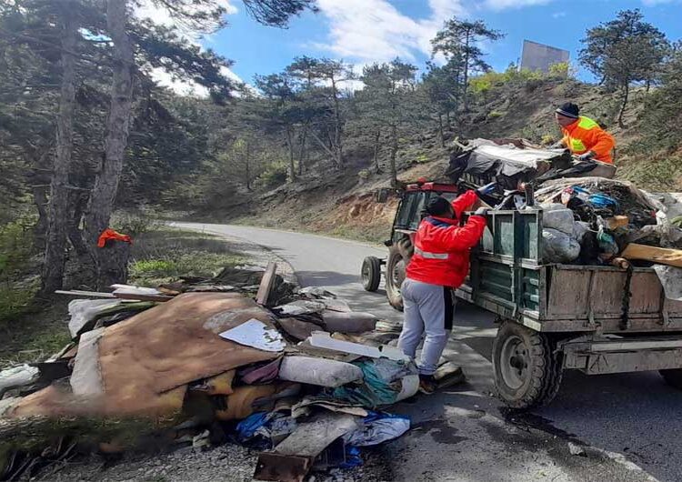 По акцијата „Чисти ридови за сите“ дива депонија повторно на патот кон Царевите кули