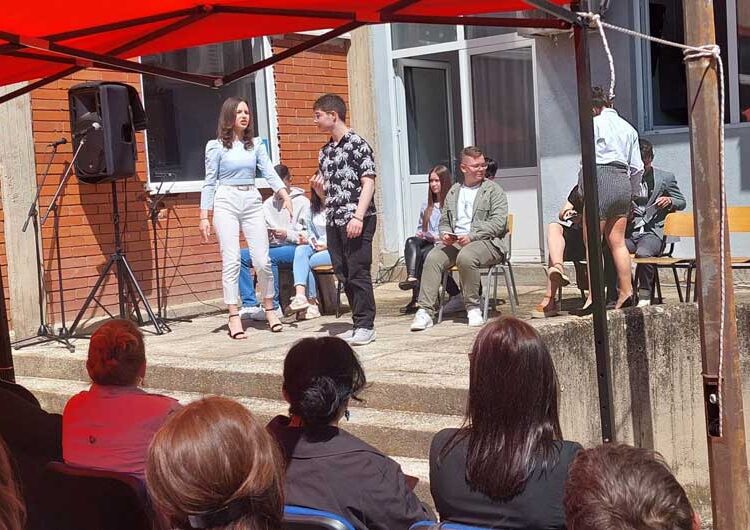 Учениците и професорите во СОУ „Никола Карев“ денеска го одбележаа својот патрон