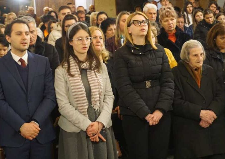 Католиците во Струмица го дочекаа Христовото воскресение во Катедралната црква „Успение на Пресвета Богородица“