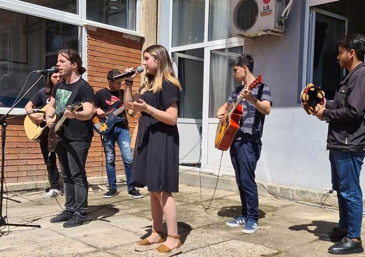 Учениците и професорите во СОУ „Никола Карев“ денеска го одбележаа својот патрон