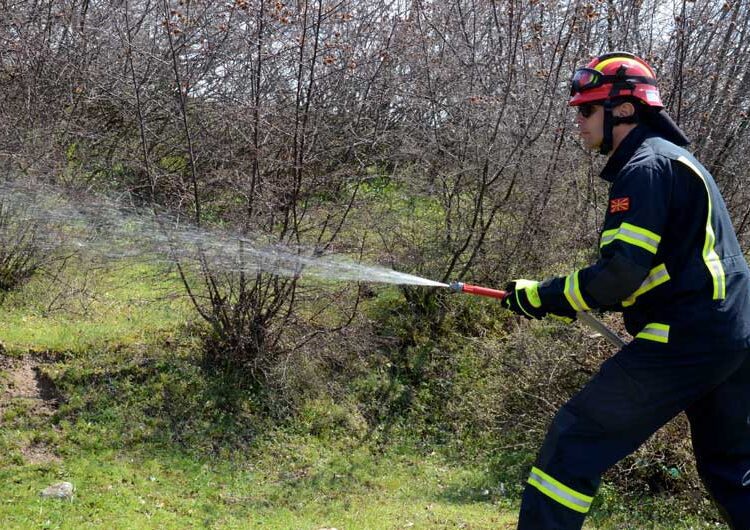 Пожарникарите на Струмица и Петрич со заедничка симулациска вежба кај браната „Иловица“