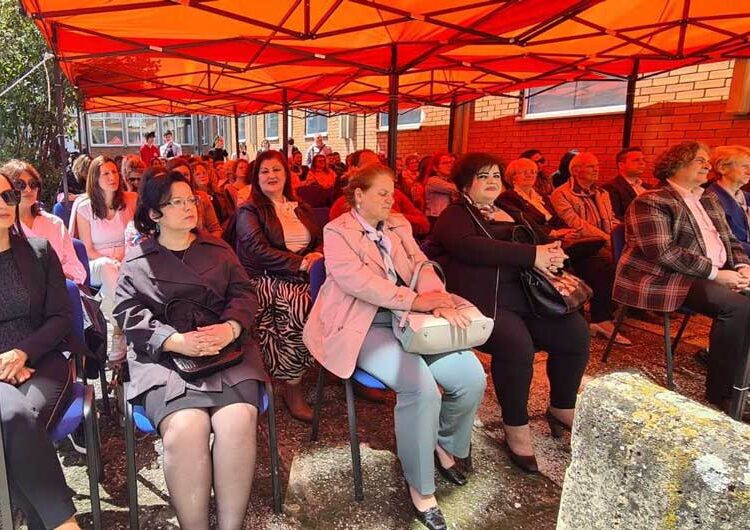 Учениците и професорите во СОУ „Никола Карев“ денеска го одбележаа својот патрон