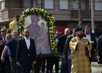 Свечената литија низ улиците на Струмица со иконата на Пресвета Богородица Брзопослушничка продолжи до плоштадот „Гоце Делчев“