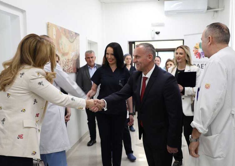 Фондацијата „Заев – Едно општество за сите“ донираше оперативен микроскоп на Клиниката за пластична и реконструктивна хирургија