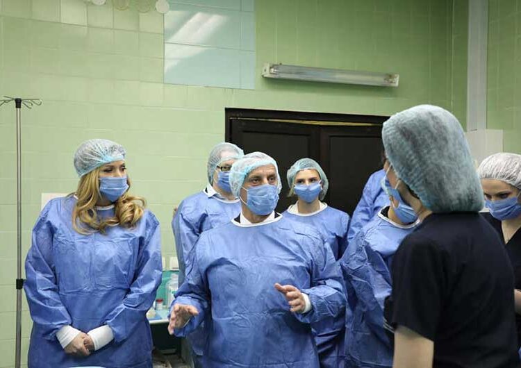 Фондацијата „Заев – Едно општество за сите“ донираше оперативен микроскоп на Клиниката за пластична и реконструктивна хирургија