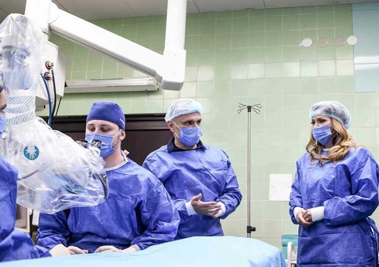 Фондацијата „Заев – Едно општество за сите“ донираше оперативен микроскоп на Клиниката за пластична и реконструктивна хирургија