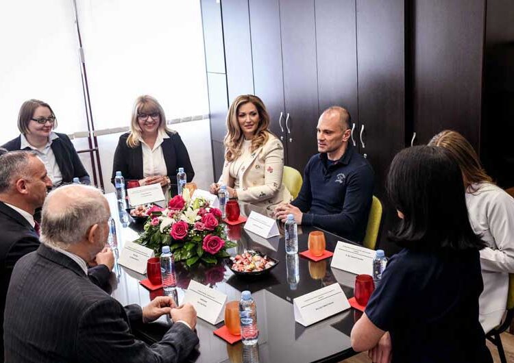 Фондацијата „Заев – Едно општество за сите“ донираше оперативен микроскоп на Клиниката за пластична и реконструктивна хирургија