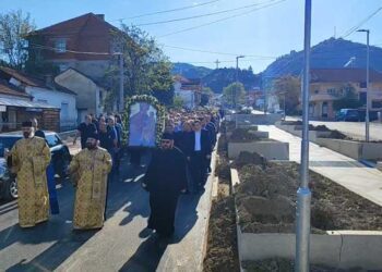Низ улиците на Струмица свечена литија со иконата на Пресвета Богородица Брзопослушничка