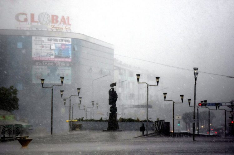 УХМР: Обилни врнежи од дожд над 30 л/м², снег на висина над 1000 метри