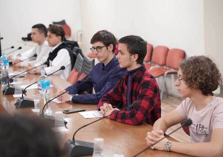 Градоначалникот Костадинов и младите разговараа за формирањето на Локален Младински совет