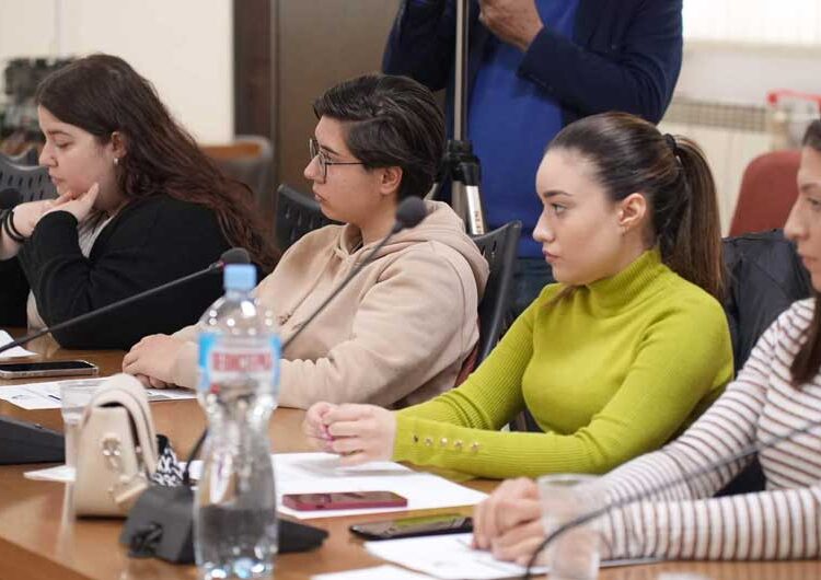 Градоначалникот Костадинов и младите разговараа за формирањето на Локален Младински совет