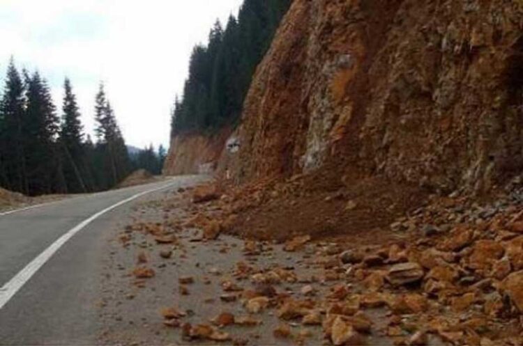 Внимавајте ако патувате кон Суви Лаќи и Берово – одрони на овој патен правец