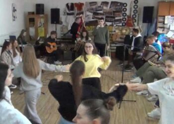 Во четврток „Пролетна љубов во септември“ – гимназијалците се подготвени да го изведат драмско-музичкиот перформанс