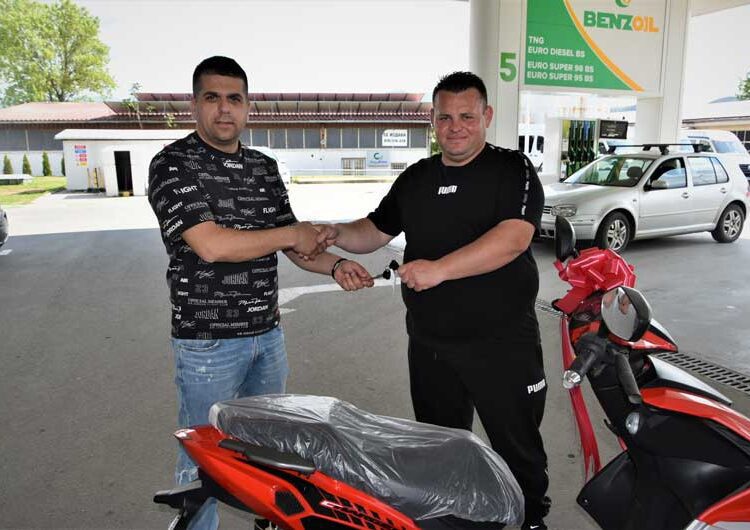 Среќните добитници си ги подигнаа наградите – „БЕНЗОИЛ“ продолжува да Ве наградува до крајот на годината