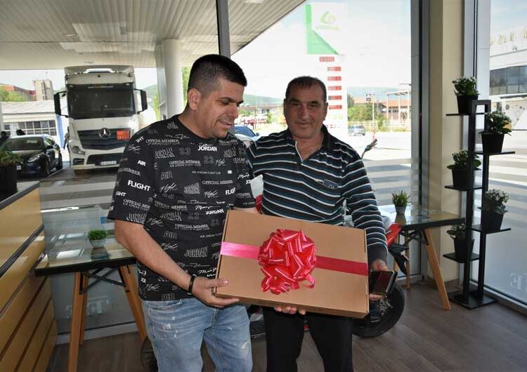 Среќните добитници си ги подигнаа наградите – „БЕНЗОИЛ“ продолжува да Ве наградува до крајот на годината