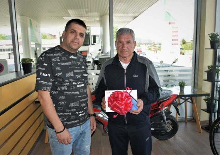 Среќните добитници си ги подигнаа наградите – „БЕНЗОИЛ“ продолжува да Ве наградува до крајот на годината