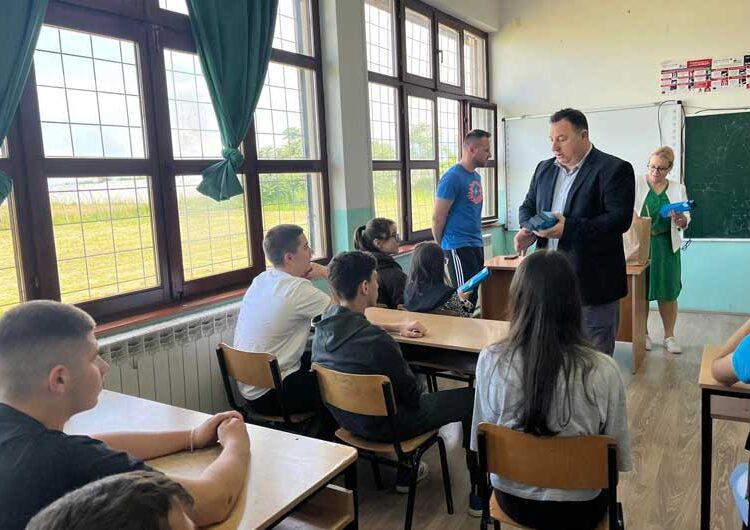 Полуматурантите од општина Босилово добија рачен часовник