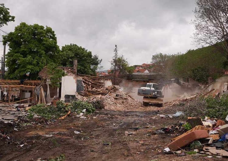 ФОТО: Се руши некогашната „маларична“ болница, ќе се гради повеќенаменско игралиште и паркинг