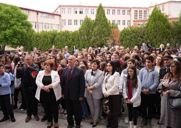 Учениците и вработените во ООУ „Сандо Масев“ го чествуваа својот патрон