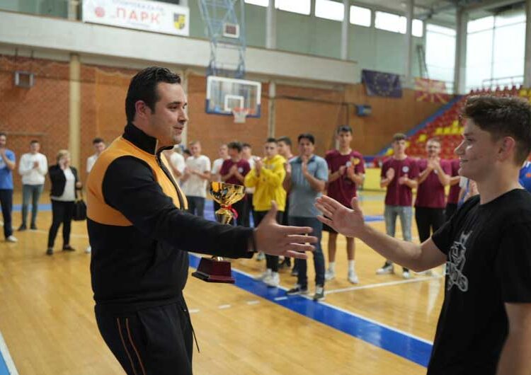 Екипата на III година – Гимназиско најдобри кошаркари на првиот турнир на СОУ „Јане Сандански“