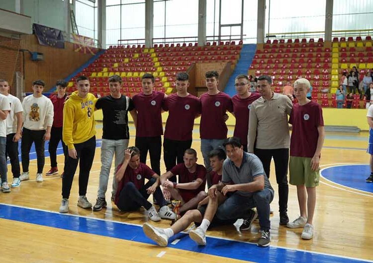 Екипата на III година – Гимназиско најдобри кошаркари на првиот турнир на СОУ „Јане Сандански“