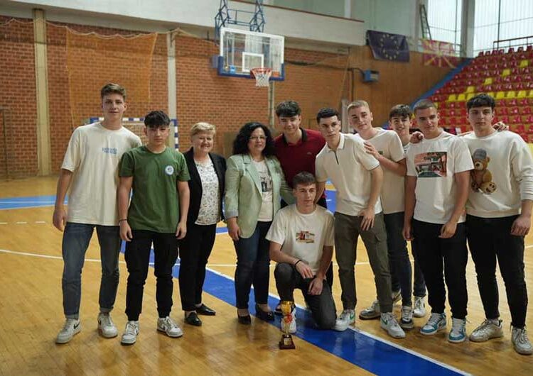 Екипата на III година – Гимназиско најдобри кошаркари на првиот турнир на СОУ „Јане Сандански“