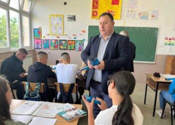 Полуматурантите од општина Босилово добија рачен часовник