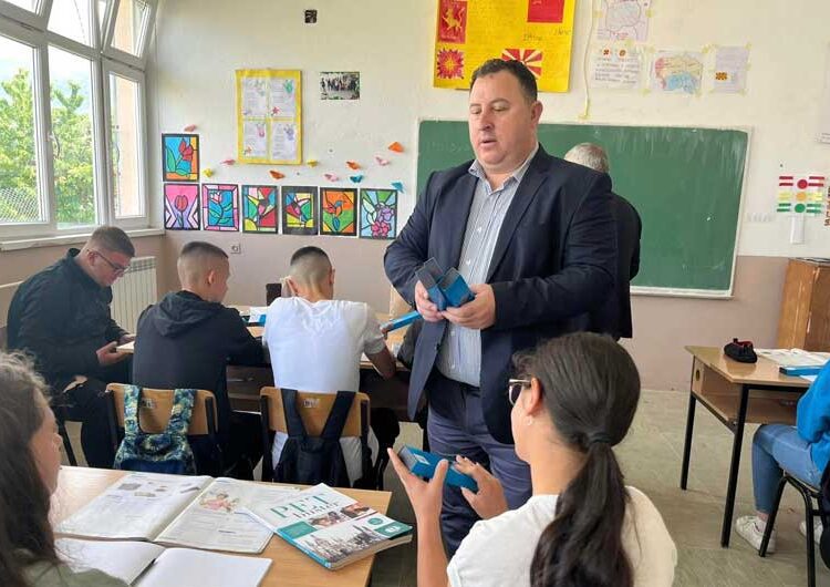 Полуматурантите од општина Босилово добија рачен часовник