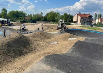 ФОТО: Првиот „пам-трак“ полигон за велосипеди во Струмица е при крај