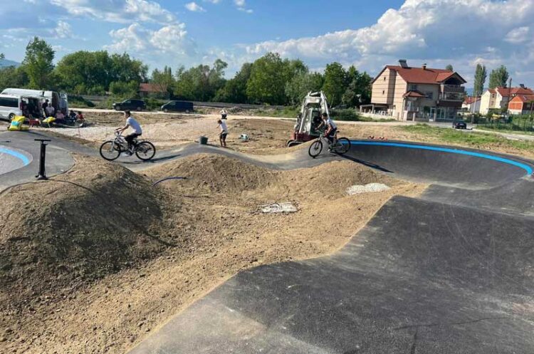 ФОТО: Првиот „пам-трак“ полигон за велосипеди во Струмица е при крај